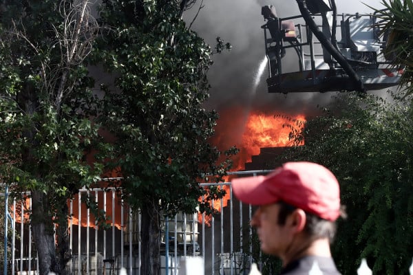 Οδηγίες της Περιφέρειας Αττικής προς τους κατοίκους λόγω της φωτιάς στο εργοστάσιο στη Μεταμόρφωση