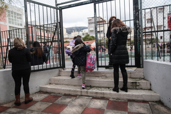 Δεν είναι όλα ρόδινα στα σχολεία: 32.000 κρούσματα, πολλά τα κενά