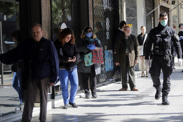 13033: Με το ρολόι οι μετακινήσεις των πολιτών, στο τραπέζι και όριο στα SMS