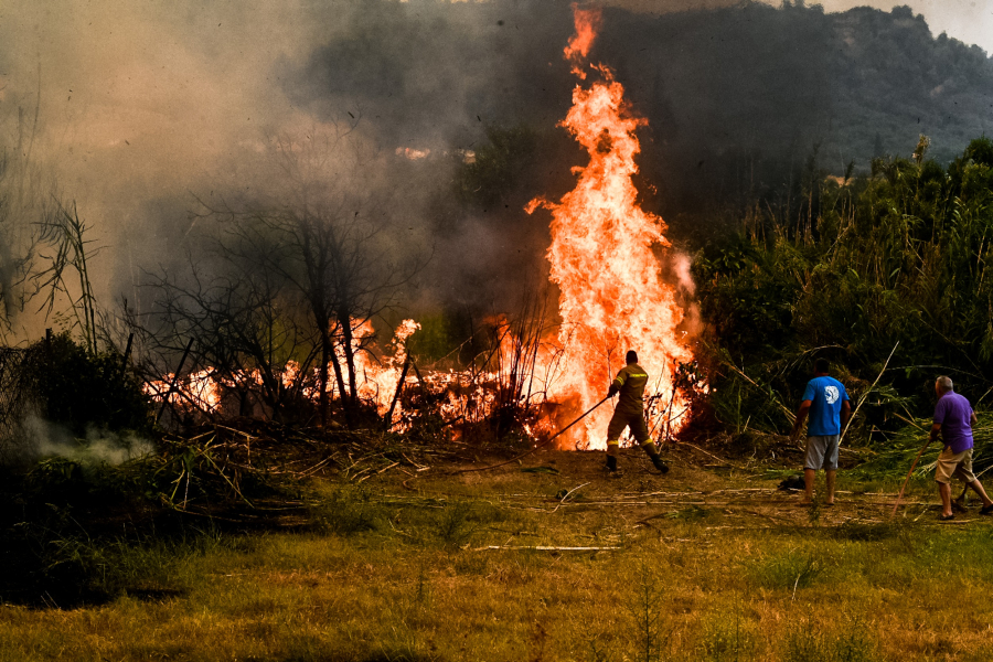 Στις φλόγες η Πελοπόννησος: Καίγονται Ηλεία, Αχαΐα - 10χλμ το πύρινο μέτωπο, εκκενώθηκαν δεκάδες χωριά
