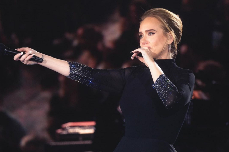 Adele: «Θέλω να ζήσω τη νέα ζωή μου» - Η στιγμή που ανακοινώνει στους φαν της ότι αποσύρεται (Βίντεο)