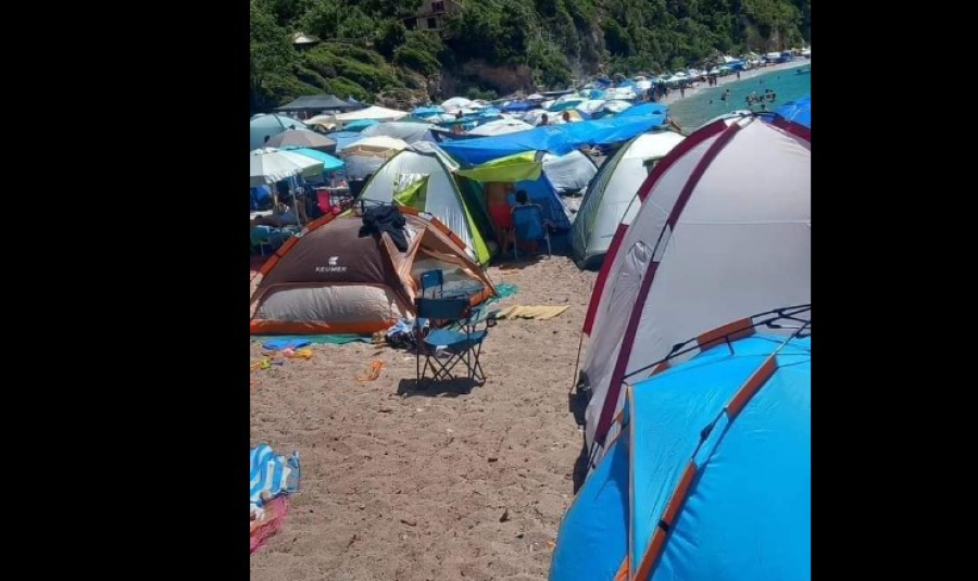 Εύβοια: Περιτριγυρισμένη από... σκηνές μία από τις ωραιότερες παραλίες