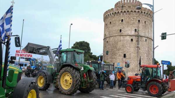 Μπλόκα αγροτών: «Πλημμύρισε» με τρακτέρ ο Λευκός Πύργος