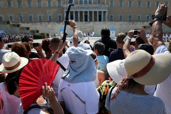 Το τουριστικό ρεκόρ και τα παράδοξα της «άνεργης» ανάπτυξης