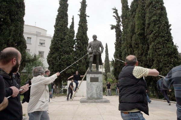 Ξύλο στο αντιπολεμικό συλλαλητήριο - Προσπάθησαν να ξηλώσουν το άγαλμα του Τρούμαν (video)