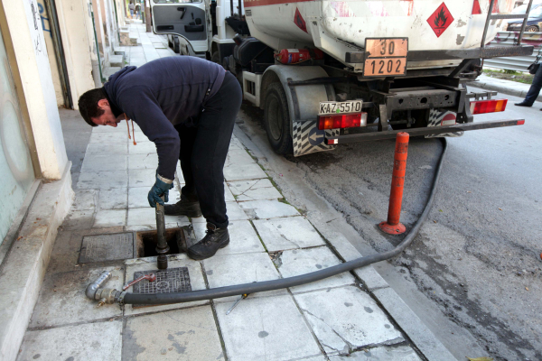 Επίσημα «ψαλίδι» στο πετρέλαιο θέρμανσης με έκπτωση απευθείας στην αντλία