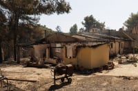 Φωτιές: Εικόνες καταστροφής σε Σταμάτα και Κερατέα - Καμμένα σπίτια και αυτοκίνητα