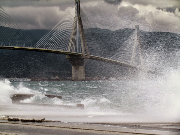 Κλειστή η πορθμειακή γραμμή Ρίου - Αντιρρίου - Θυελλώδεις άνεμοι πνέουν στην περιοχή