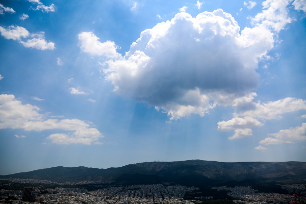 Αίθριος καιρός στο μεγαλύτερο μέρος της χώρας: Πού αναμένονται τοπικές βροχές (βίντεο)