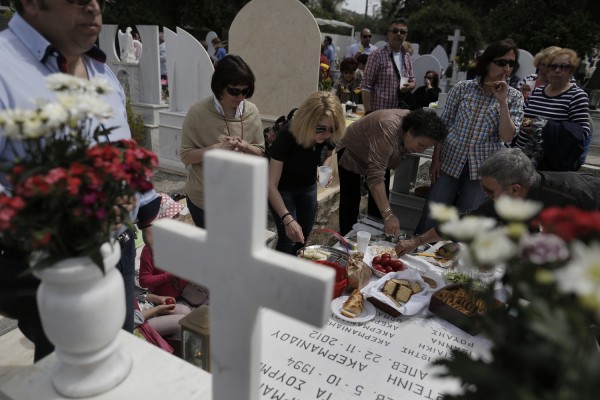 Το ταφικό έθιμο θέλει τους ζωντανούς να γιορτάζουν με τους νεκρούς τους