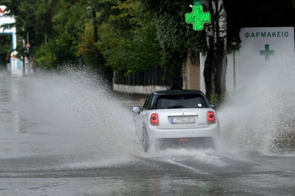 Κακοκαιρία: Αυτοκίνητο ακινητοποιήθηκε στη γέφυρα Καλυφτάκη