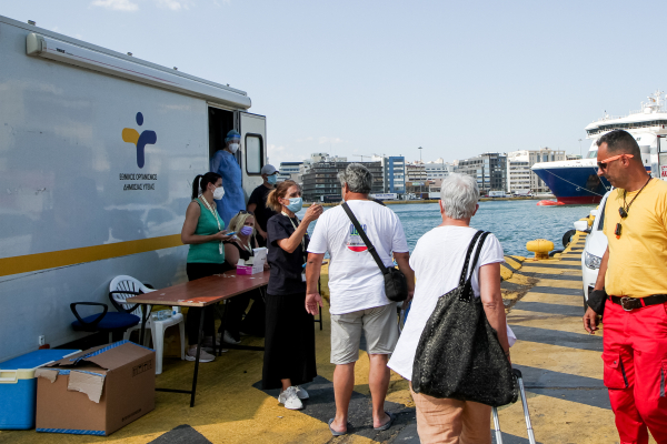 Καμπανάκι Καπραβέλου: «Περισσότερο επιθετική η πανδημία - Εξασθενεί το τείχος ανοσίας των εμβολιασμένων»