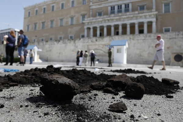 Πορεία εργαζομένων στη ΔΕΗ στο κέντρο της Αθήνας, άδειασαν λιγνίτη στα σκαλιά (pic)