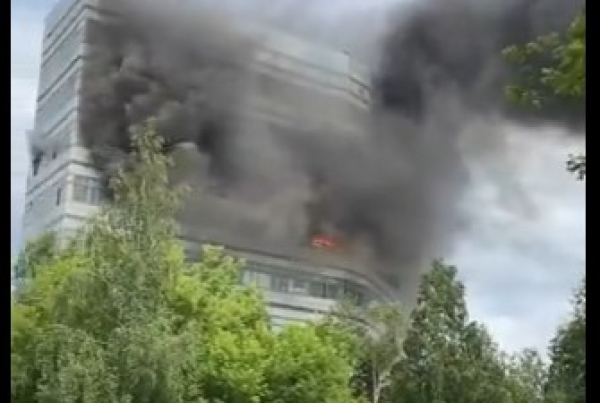 Τραγωδία στη Μόσχα: Νεκροί επτά από τους εγκλωβισμένους σε φλεγόμενο κτίριο - Δύο έπεσαν στο κενό