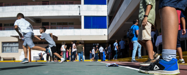Γαλάτσι: Ανήλικοι εισέβαλαν σε σχολείο με ρόπαλα και βεγγαλικά - Τραυμάτισαν μαθητή στο πόδι