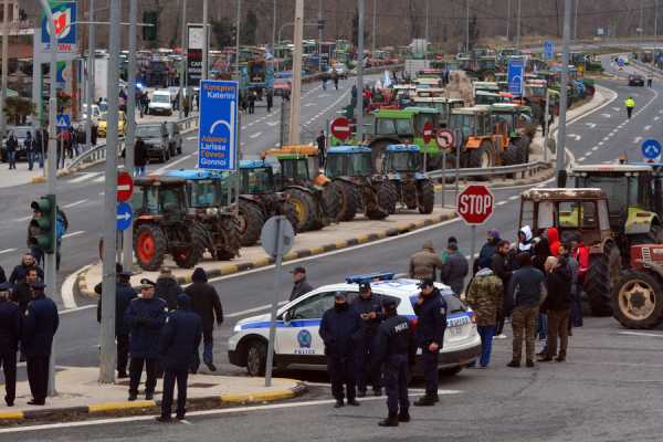 Μπλόκα αγροτών: Επ’ αόριστον κλειστά τα Τέμπη από αύριο