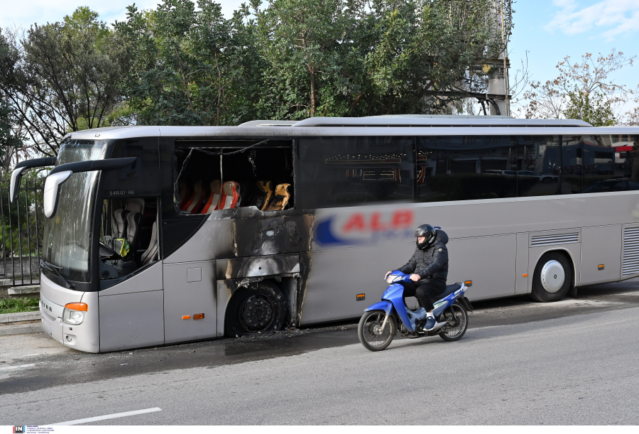 Πεδίο μάχης έξω από τη Γεωπονική και το ΑΠΘ - Κάηκαν λεωφορεία και ΙΧ