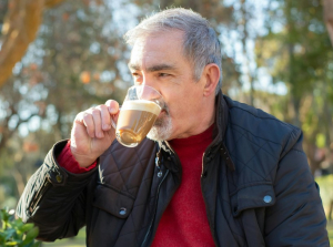 Είμαι 65 και για δεκαετίες πίστευα πως η σύνταξη θα ήταν μια ήρεμη προσγείωση. Αντί γι’ αυτό, βρέθηκα μπροστά σε μια ελευθερία, που άλλοτε με γεμίζει ενθουσιασμό και άλλοτε με φέρνει σε αμηχανία