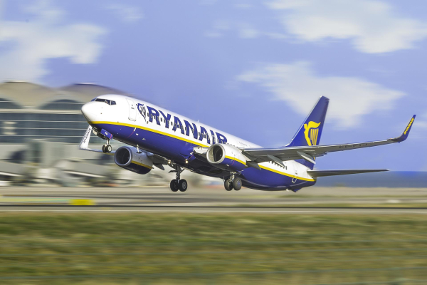 Ryanair: Κλείνει τη βάση της στην Αθήνα για το χειμώνα