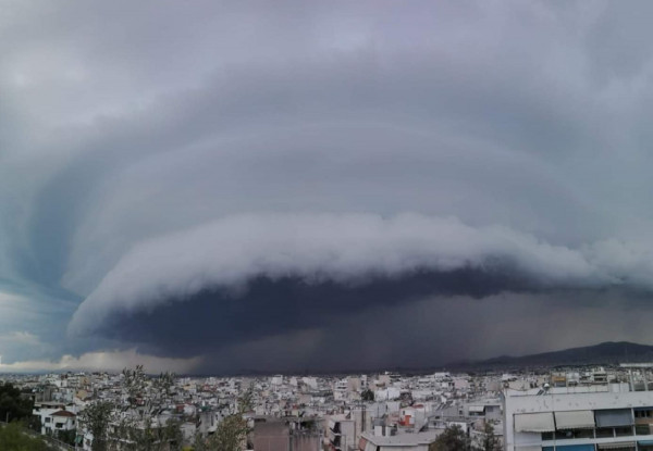 Shelf Cloud: Τι είναι το σπάνιο καιρικό φαινόμενο που κάλυψε τον Αττικό ουρανό