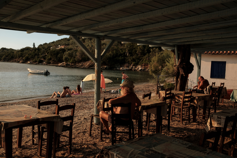 «Κόβουν» και στις διακοπές οι Έλληνες - Φαγητό στο χέρι ή στο σπίτι αντί σε ταβέρνα