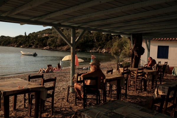 «Κόβουν» και στις διακοπές οι Έλληνες - Φαγητό στο χέρι ή στο σπίτι αντί σε ταβέρνα