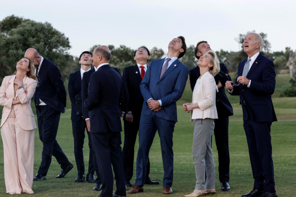 Ο Μπάιντεν πάλι «χάθηκε» - Σε επίδειξη skydiving στο περιθώριο της Συνόδου G7