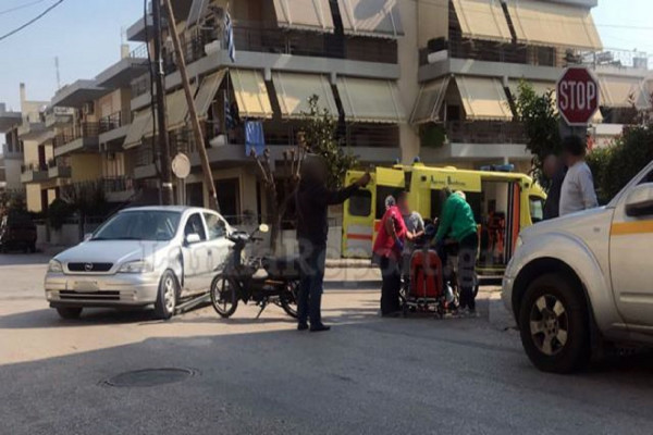 Λαμία: Τροχαίο με ντελιβερά σε διασταύρωση