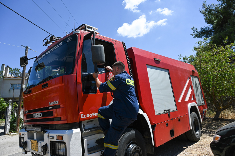 Νίκαια: Φωτιά τώρα κοντά στο Κατράκειο θέατρο - Κινητοποιήθηκαν 2 ελικόπτερα