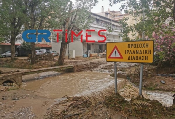 Βίντεο σοκ από τη Θεσσαλονίκη: Η στιγμή που ανασύρουν τον νεκρό άνδρα από τα ορμητικά νερά