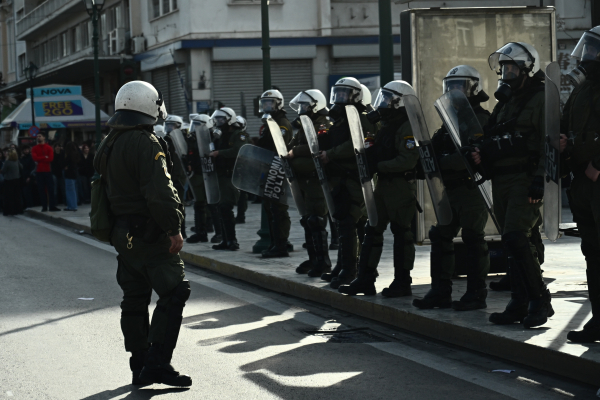 Πεδίο μάχης η Νομική με μολότοφ και χημικά - Εγκλωβισμένα 10 άτομα σε υπόγειο πάρκινγκ