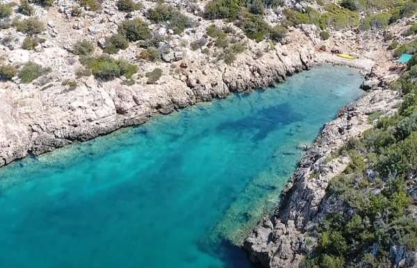 «Πτήση» επάνω από το «φιορδ του ερημίτη», η μυστηριώδης παραλία που ελάχιστοι γνωρίζουν (βίντεο)