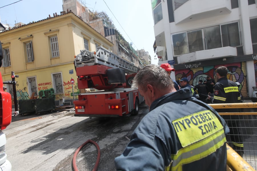 Φωτιά σε διαμέρισμα στους Αμπελόκηπους, απεγκλωβίστηκε γυναίκα με εγκαύματα