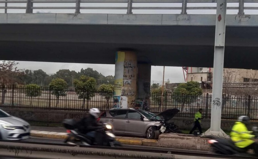 Σφοδρό τροχαίο στον Πειραιά: Αυτοκίνητο «έπεσε» σε κολόνα