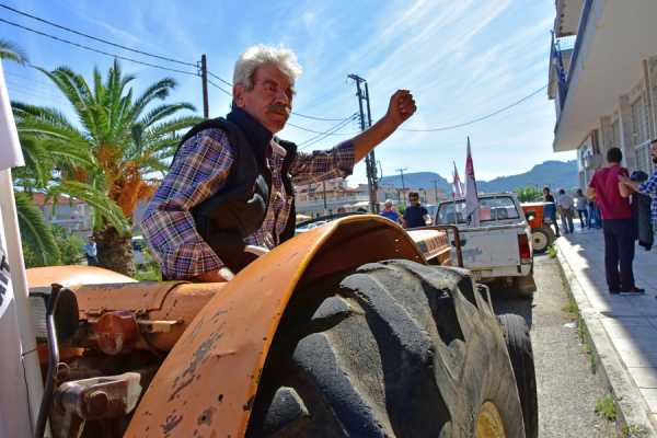 Με τρακτέρ και άχυρο απέκλεισαν αγρότες το κτίριο της ΠΕ Καβάλας