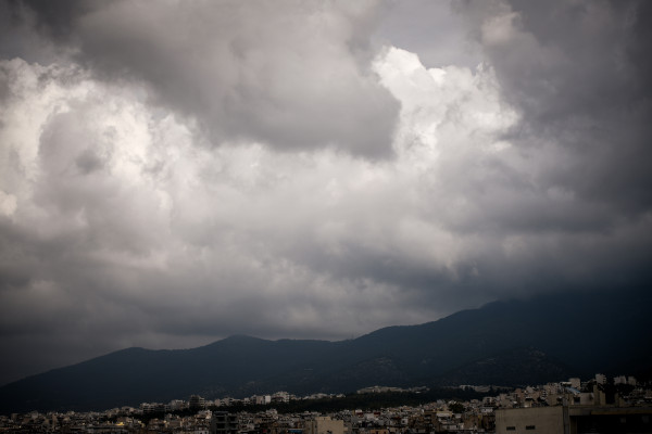 Καιρός αύριο: Συνεχίζονται οι βροχές, κατά τόπους ισχυρά φαινόμενα