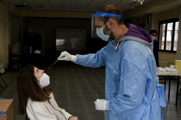 Πότε το θετικό rapid test δεν σημαίνει επιβεβαιωμένο κρούσμα κορονοϊού