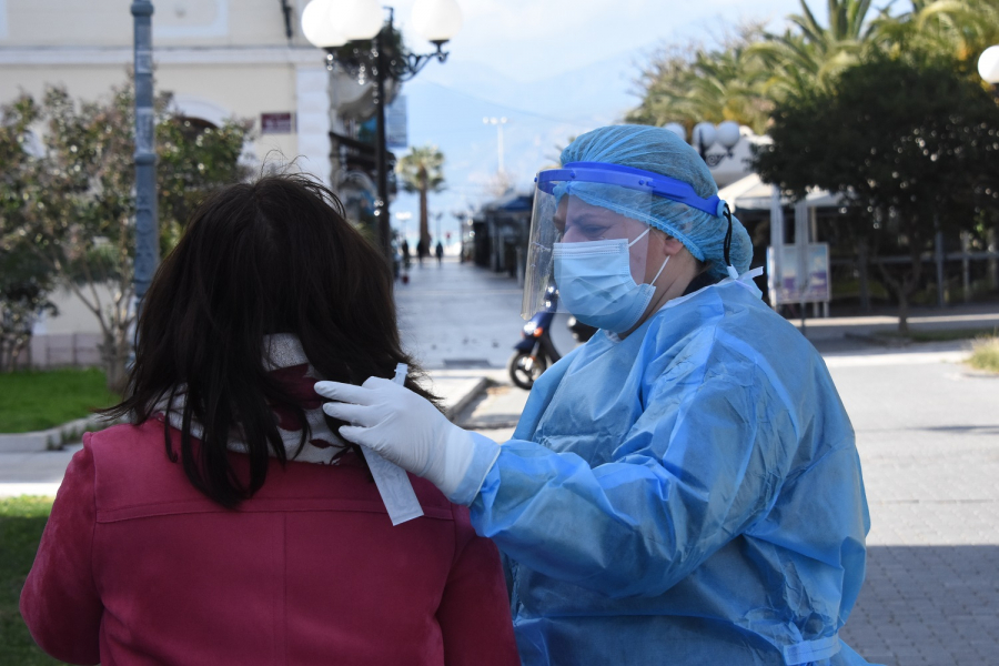 Κρούσματα σήμερα 13/8: Μεγάλη η διασπορά σε όλη την Ελλάδα, 44 περιοχές με διψήφιο αριθμό