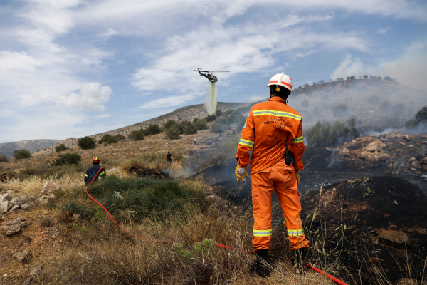 Προειδοποίηση Μαρουσάκη και Αστεροσκοπείου για φωτιά στη Βούλα: Πρέπει να ελεγχθεί μέσα στο βράδυ, επιδείνωση το πρωί