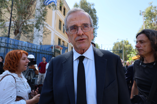 Επικοινωνιακή «καταιγίδα» με δέκα κυβερνητικά στελέχη, στη «σκιά» Σαμαρά