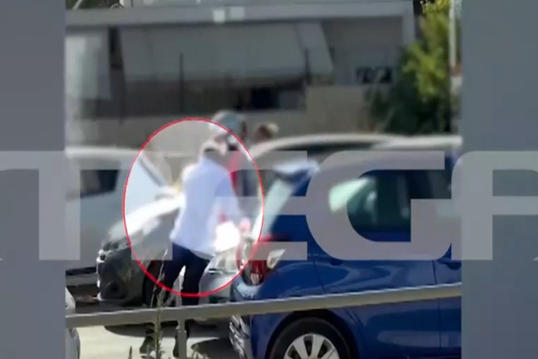 Οδηγός επιτέθηκε στον πρώην δήμαρχο Ραφήνας, παραλίγο να τον παρασύρει με το αυτοκίνητο (Βίντεο)