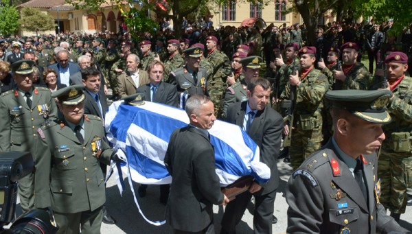 Σε κλίμα οδύνης η κηδεία του υπολοχαγού Κώστα Χατζή