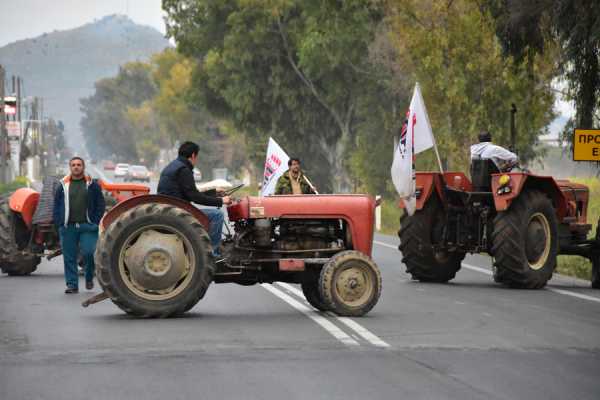 Διακοπή κυκλοφορίας στην ΠΑΘΕ στο αγροτικό μπλόκου των Μικροθηβών