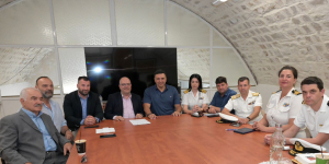 Κικίλιας από τη Σύρο: «Ασφάλεια στις θαλάσσιες μεταφορές και ενίσχυση της αναπτυξιακής προοπτικής του νησιού»