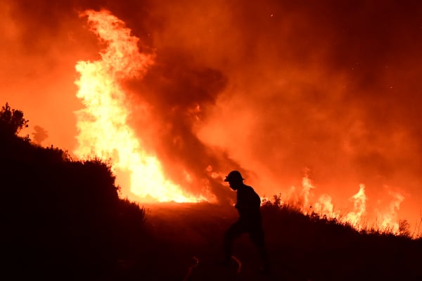 Φωτιά στην Αττική: «Αργήσανε να εκκενώσουν το Παίδων Πεντέλης - Μπήκαμε να πάρουμε τα παιδιά με το αυτοκίνητό»