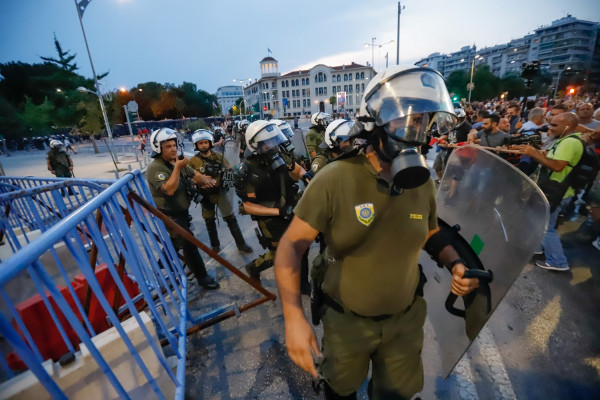 84η ΔΕΘ: Αστυνομία και άτομα με κουκούλες στο ίδιο...πεζοδρόμιο