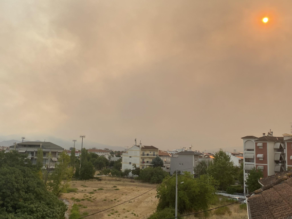 Τραγικές εικόνες στην Λάρισα, γέμισε μαύρους καπνούς ο ουρανός