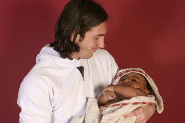 «Η αυγή δυο θρύλων»: Όταν ο Μέσι κρατούσε στην αγκαλιά του το μωρό Λαμίν Γιαμάλ