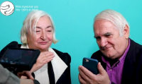 «Μια αγκαλιά για την Τρίτη e-λικία»: Ένα ντοκιμαντέρ για την πρόσβαση ηλικιωμένων στον ψηφιακό κόσμο (βίντεο)