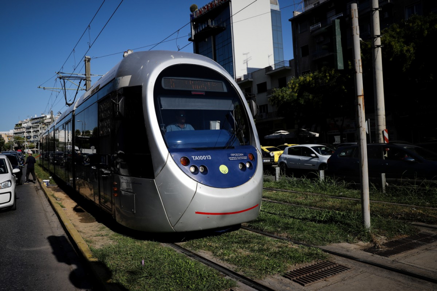 Παλαιό Φάληρο: Ανήλικοι έβγαλαν μαχαίρι στο Τραμ και λήστεψαν 16χρονο